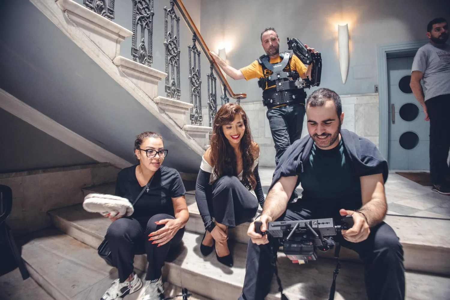 مع الفنانة بلقيس خلال تصويره كليب {ألف روح} (إيلي فهد)
