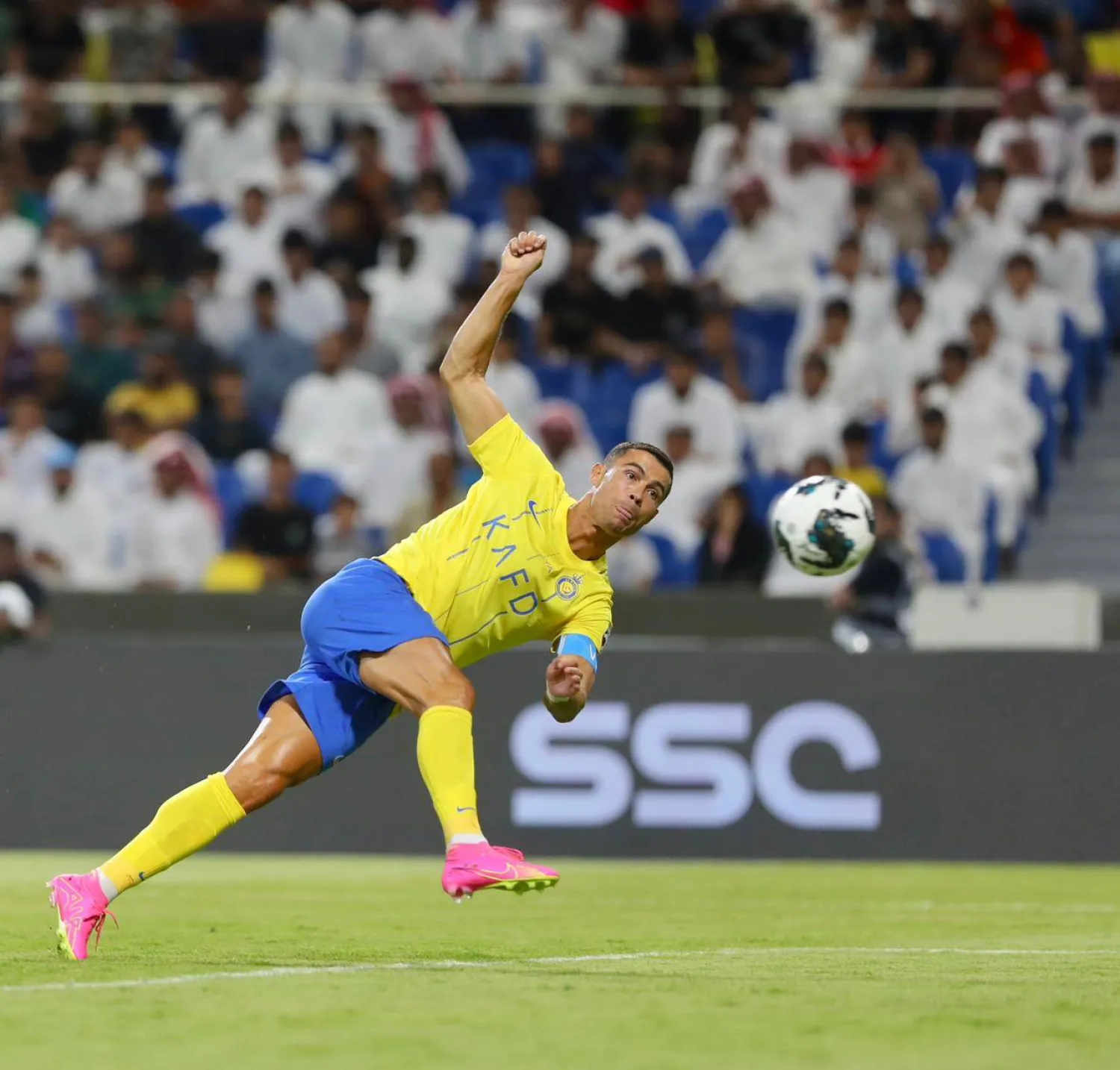 رونالدو يسدد الكرة تجاه المرمى الشبابي (تصوير: عبدالعزيز النومان)
