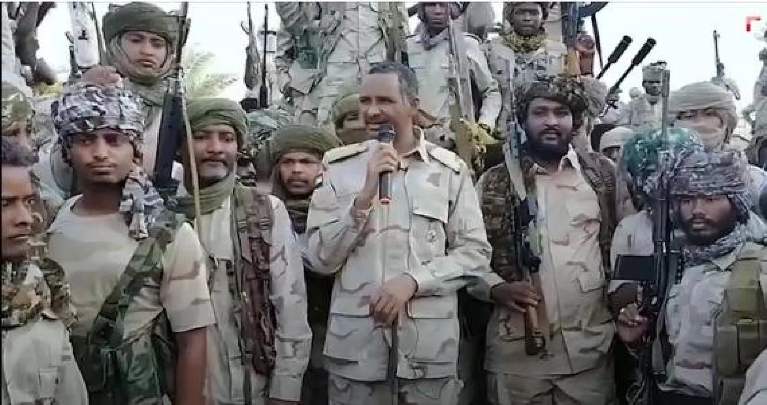 لقطة من فيديو نشرته قوات «الدعم السريع» على «فيسبوك» لحميدتي متحدثاً إلى مقاتليه أمس.