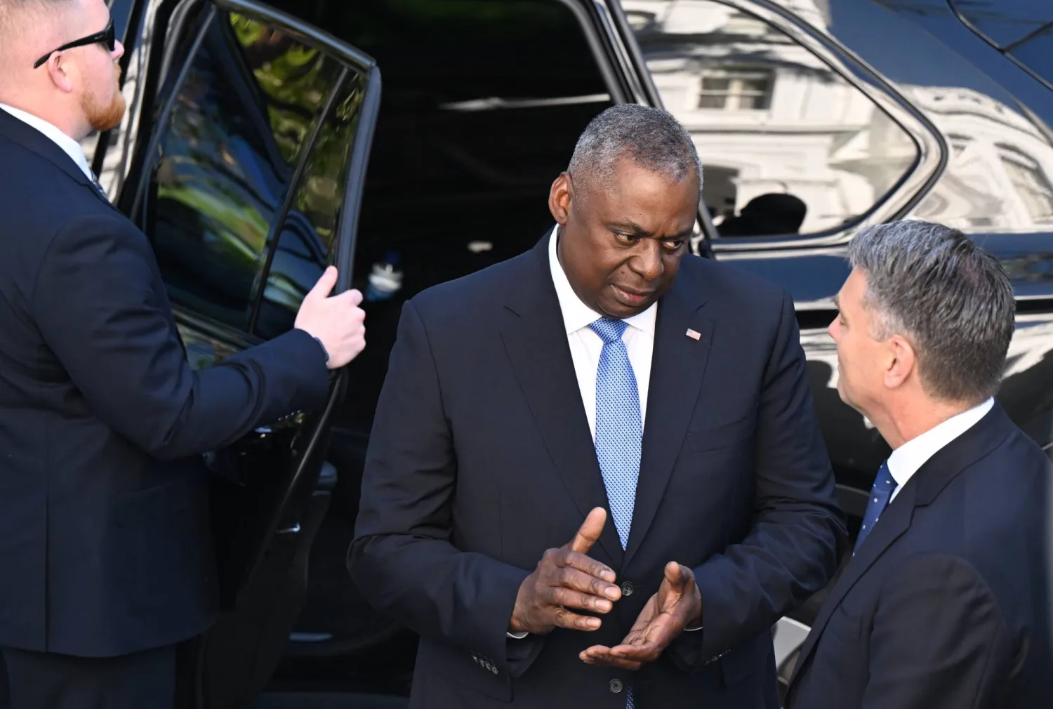 وزير الدفاع الأميركي لويد أوستن - يسار - يتحدث إلى نظيره الأسترالي ريتشارد مارلس (أ.ب)