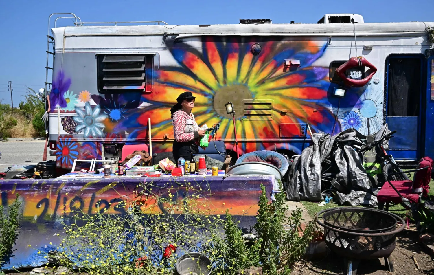 عائلة تقيم في هذه العربة قرب لوس أنجليس (أ.ف.ب)