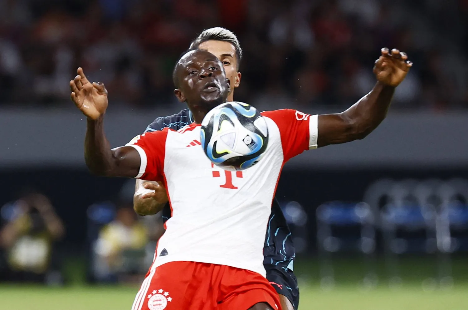 ساديو ماني خلال مواجهة البايرن والسيتي الودية الأخيرة (رويترز)