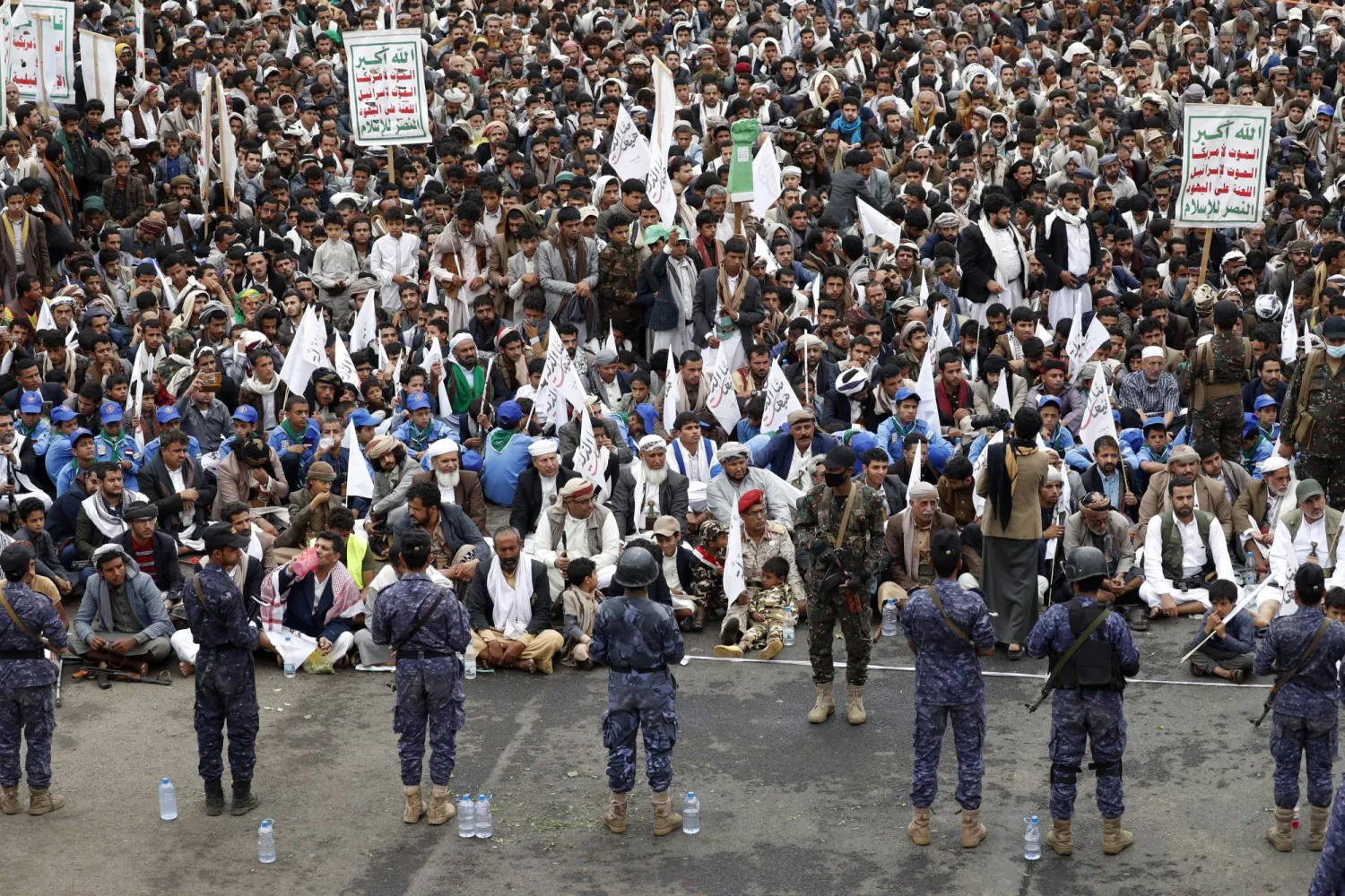 حوثيون يستمعون خلال تجمع في صنعاء لخطبة زعيمهم عبد الملك الحوثي (إ.ب.أ)