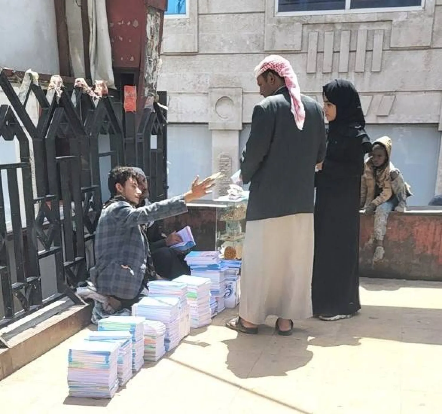 جامعي يمني يعمل في بيع الكتب المدرسية في أحد شوارع صنعاء (الشرق الأوسط)
