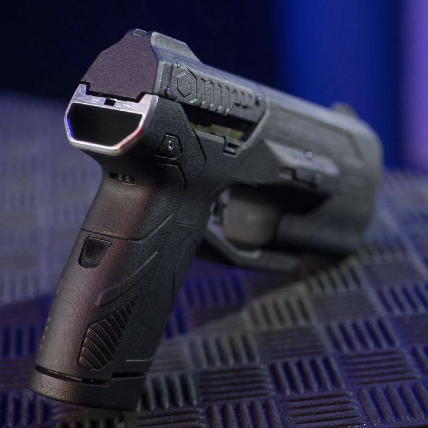 لا يمكن استخدام المسدس إلا إذا تعرف على بصمات الأصابع أو كاميرا التعرف على الوجه في الخلف.