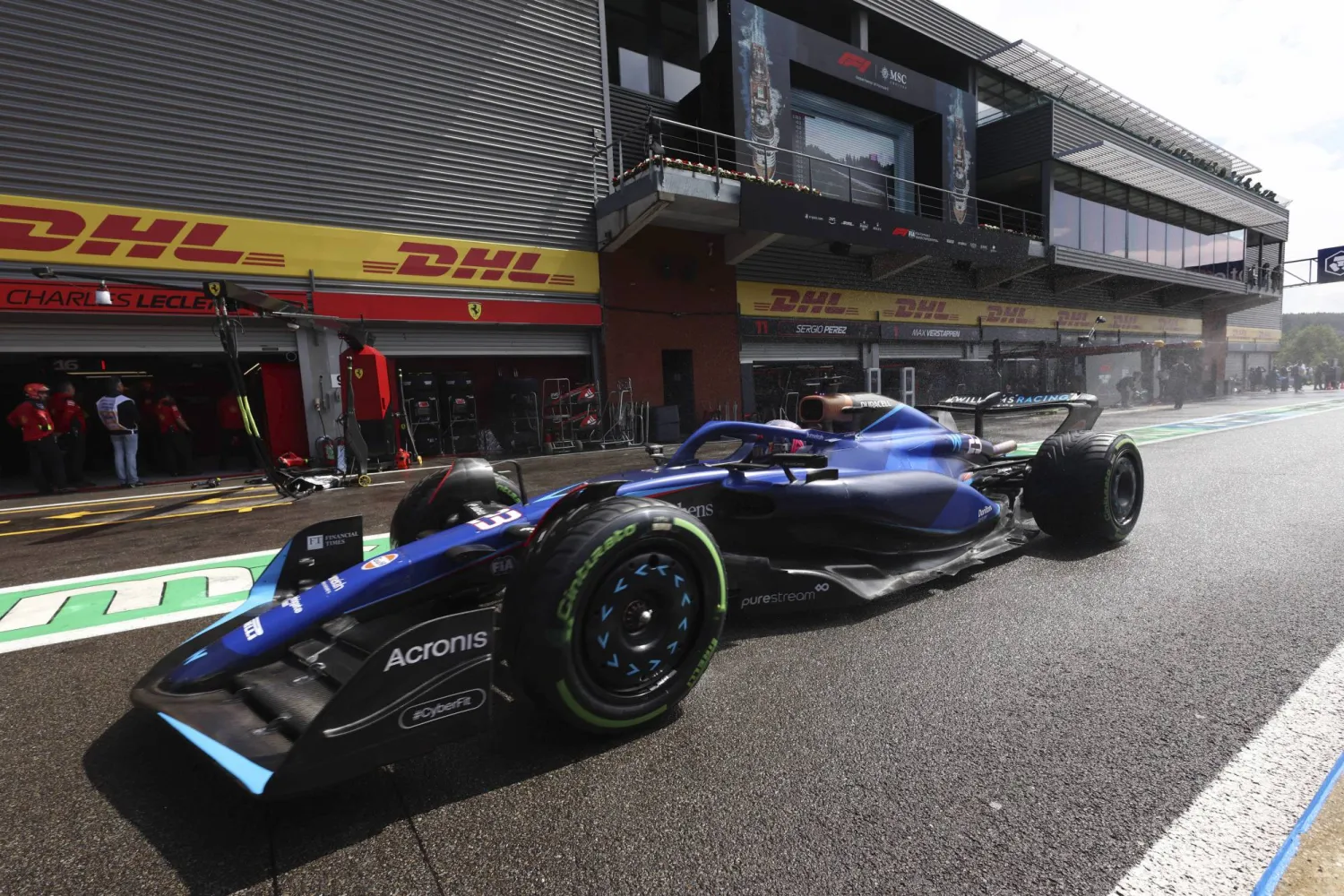 فريق ألبين المملوك لـ«رينو» يعاني من الكثير من الألم والمشاكل ويعيش مرحلة تحول (أ.ب)