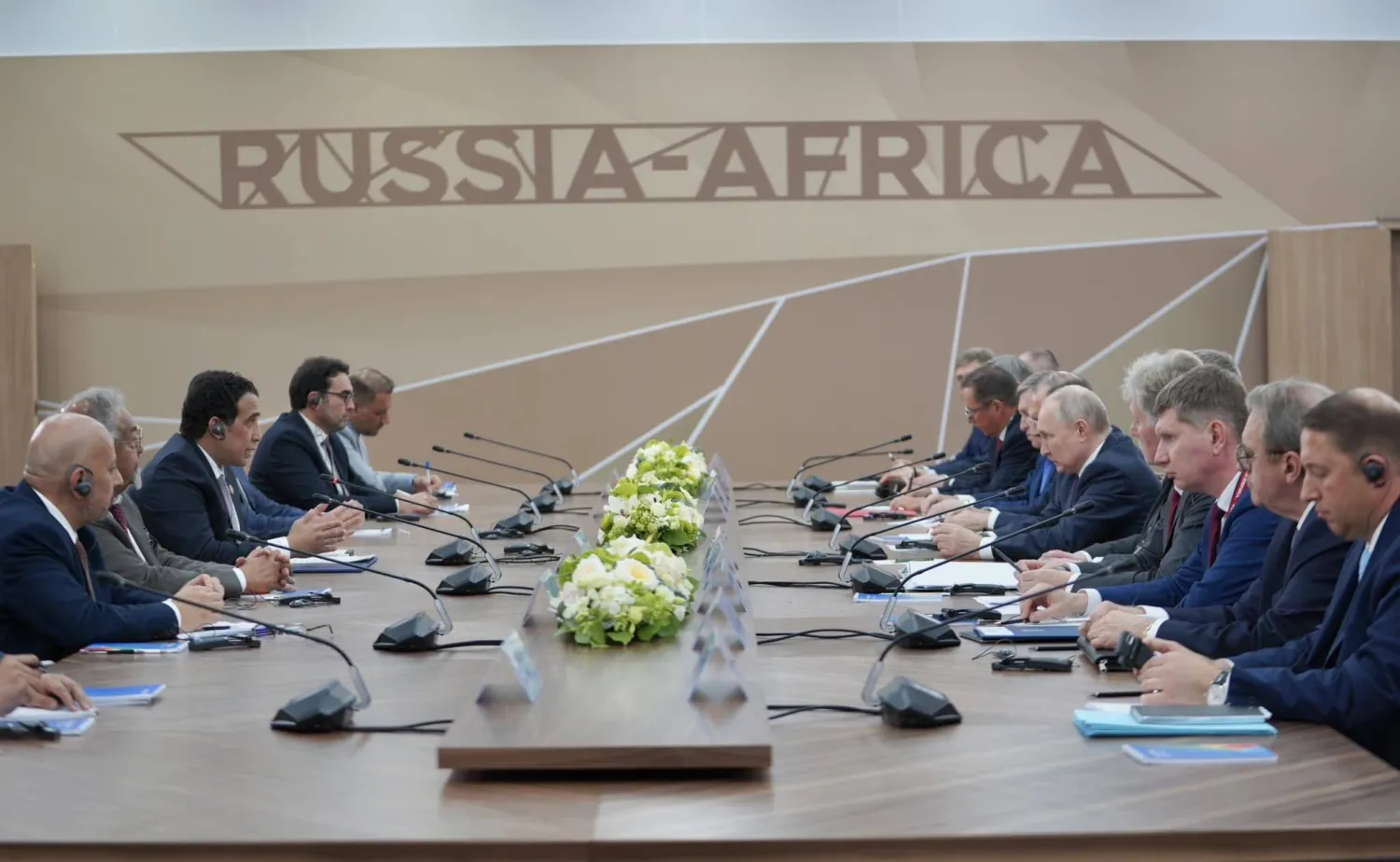 جانب من اجتماع المنفي مع بوتين (المجلس الرئاسي)