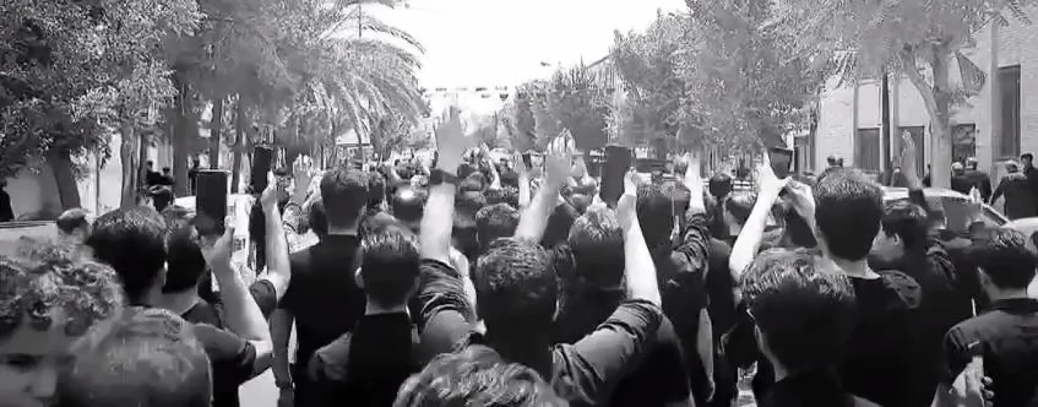 صورة من فيديو مسيرة عاشوراء يرددون كلمات تشيد بالمحتجين في مدينة يزد وسط البلاد