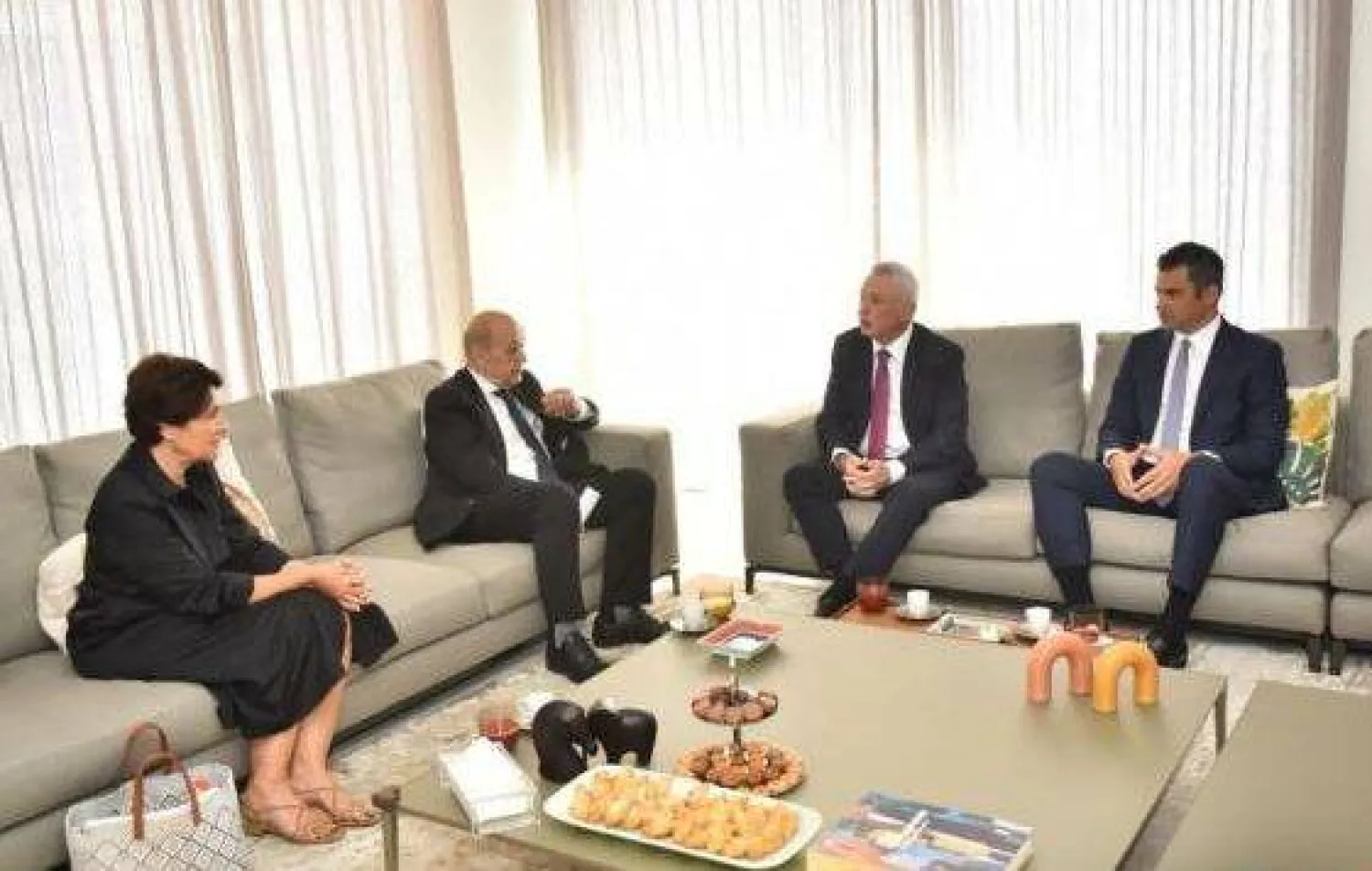 لودريان مع الوزير السابق سليمان فرنجية والنائب طوني فرنجية (موقع تيار المردة)