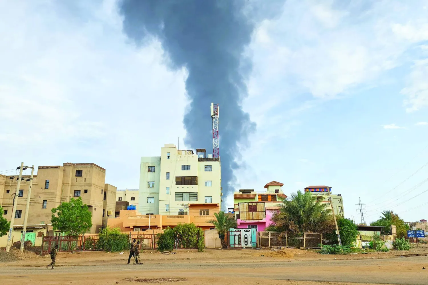 حرائق جرَّاء الحرب في العاصمة السودانية الخرطوم (أ.ف.ب)