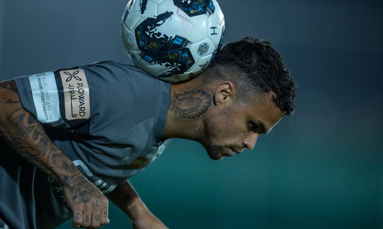 ميشيل ديلغادو يستعرض مهاراته بالكرة خلال التدريبات (نادي الهلال)