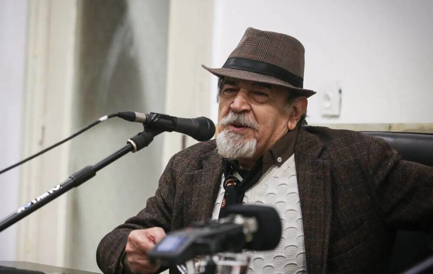  Editor in chief of Etemad newspaper, Behrooz Behzadi (IRNA)