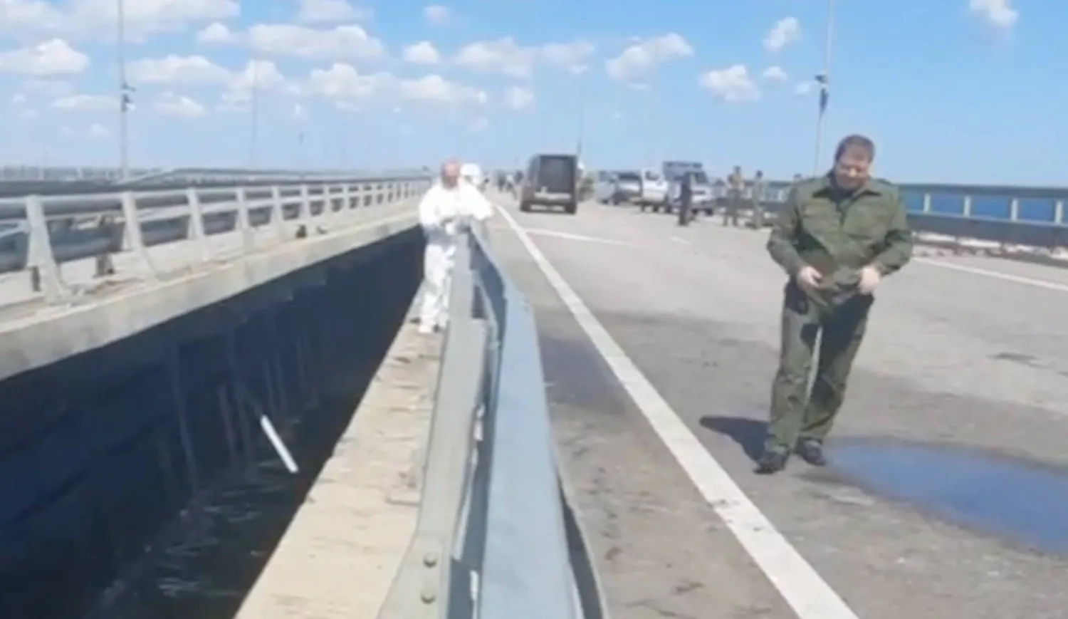 صورة مأخوذة من فيديو للجنة تحقيق روسية وهي تفحص الأضرار التي لحقت بجسر كيرتش الرابط شبه جزيرة القرم بالبر الرئيسي لروسيا منتصف الشهر الحالي (إ.ب.أ)