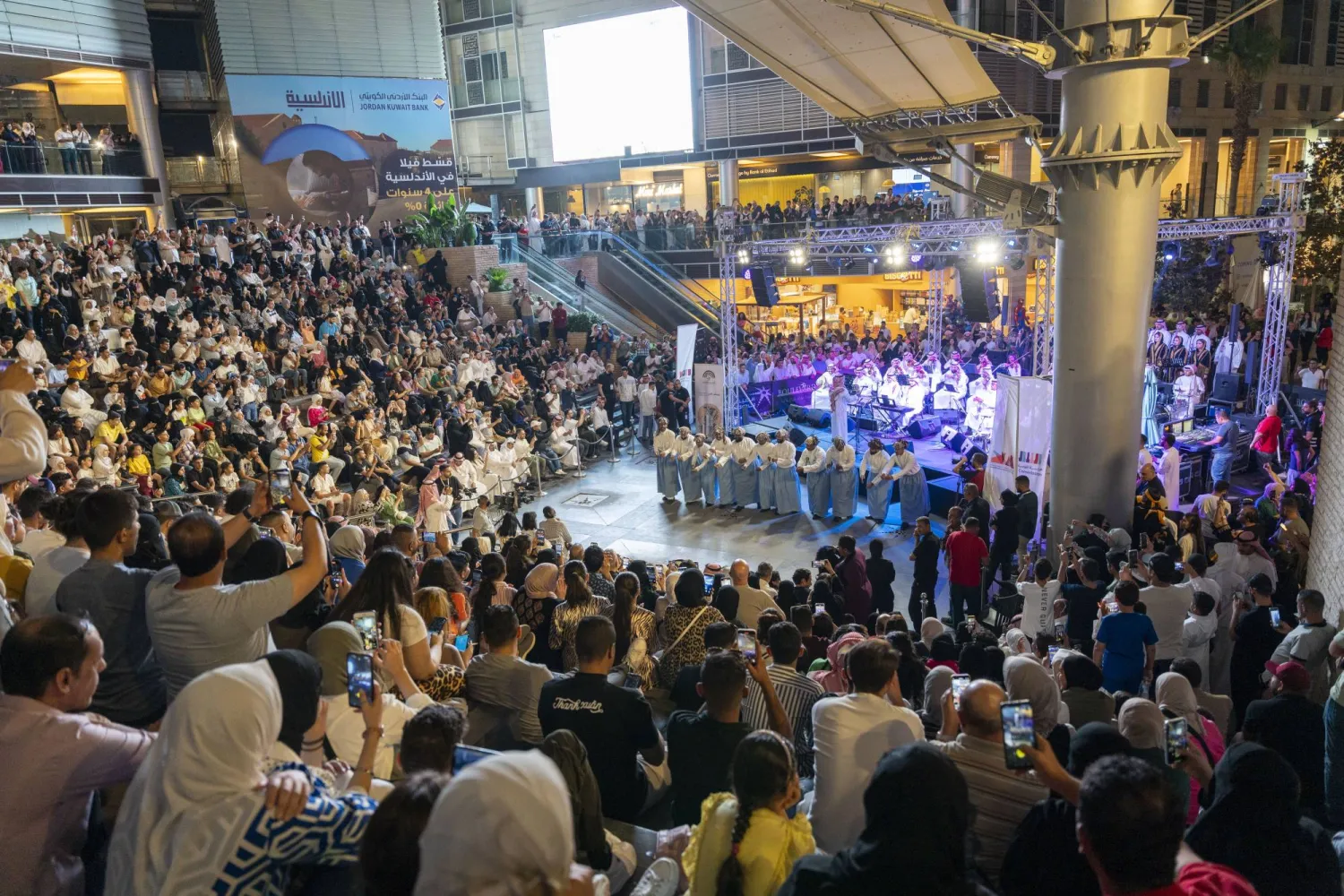 احتفى المهرجان بألوان من فنون السعودية وتراثها الثقافي (وزارة الثقافة)
