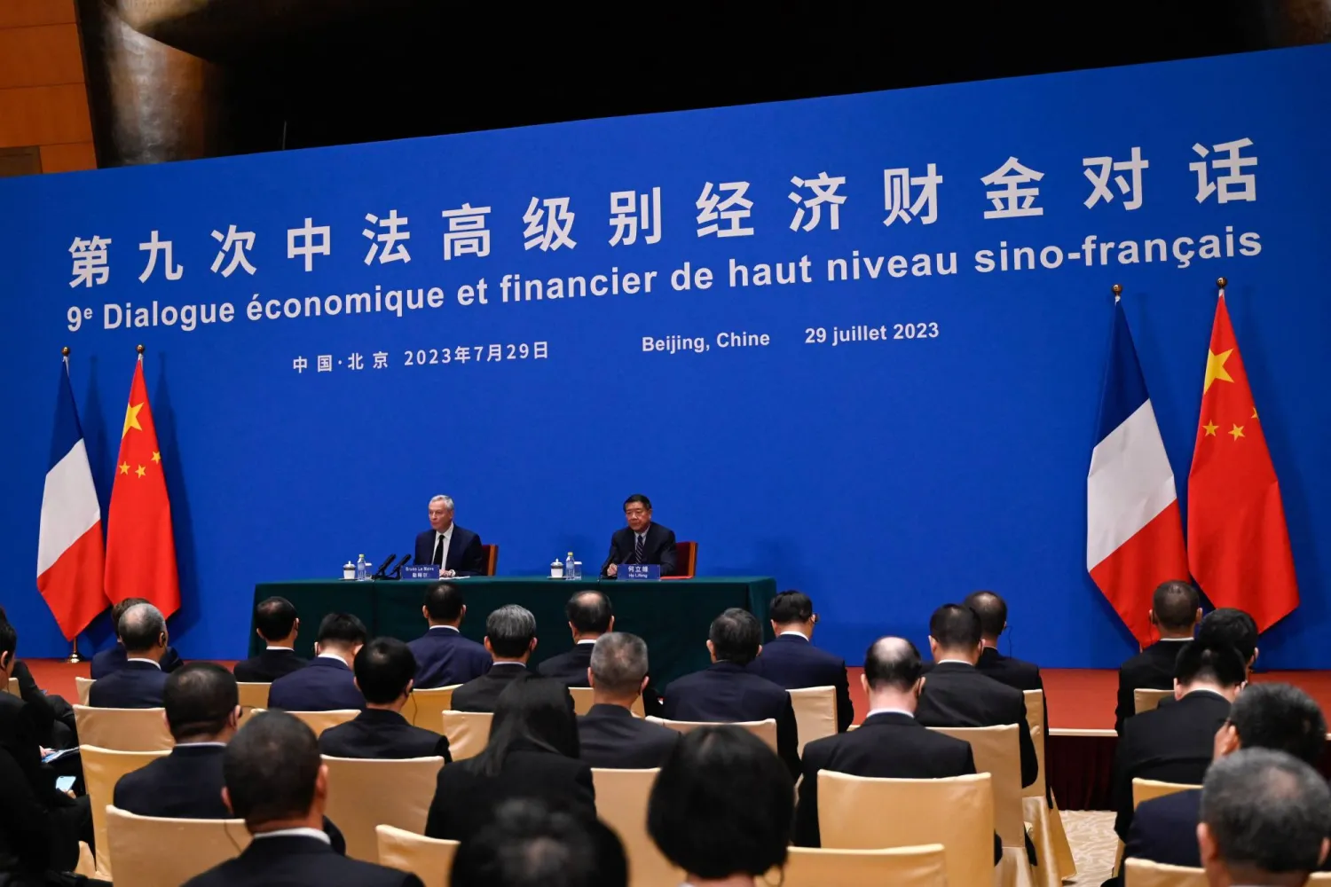 لومير ونائب رئيس الوزراء الصيني يشاركان في اجتماع ببكين السبت (أ.ف.ب)