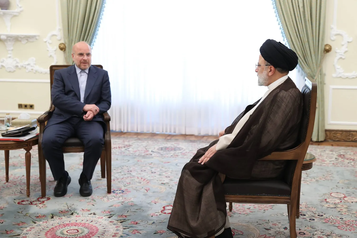 الرئيس الإيراني إبراهيم رئيسي يتحدث إلى رئيس البرلمان محمد باقر قاليباف بداية الشهر الحالي (الرئاسة الإيرانية)