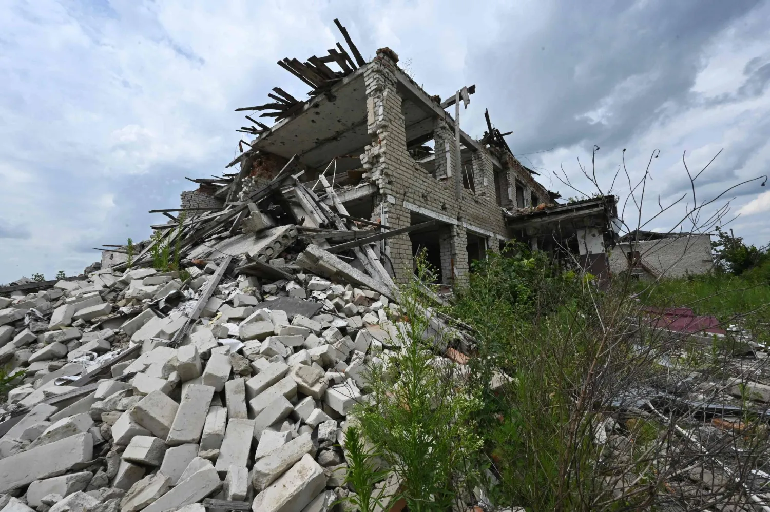 المدرسة من الخارج (أ.ف.ب)