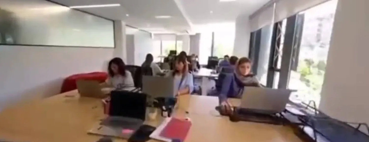جانب من فیديو تظهر فيه موظفات في شركة تأمين إيرانية دون حجاب