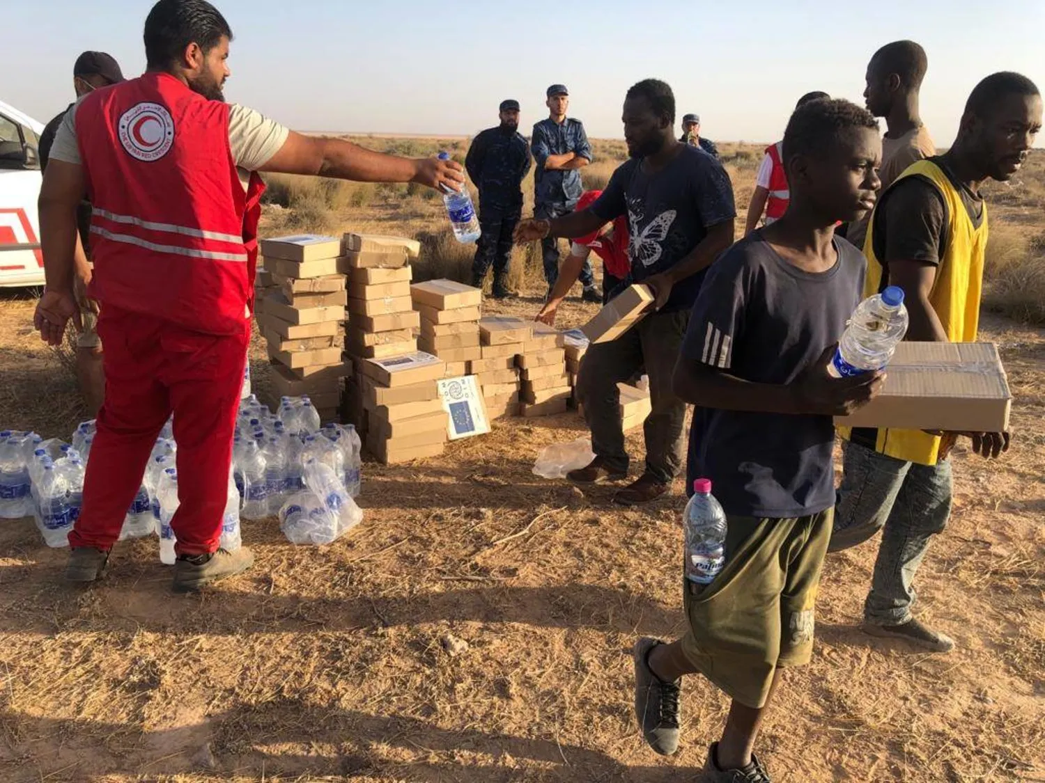 Uluslararası Göç Örgütü, Libya ve Tunus arasında mahsur kalan göçmenlere yardım sağlıyor (Uluslararası Organizasyon Ofisi)