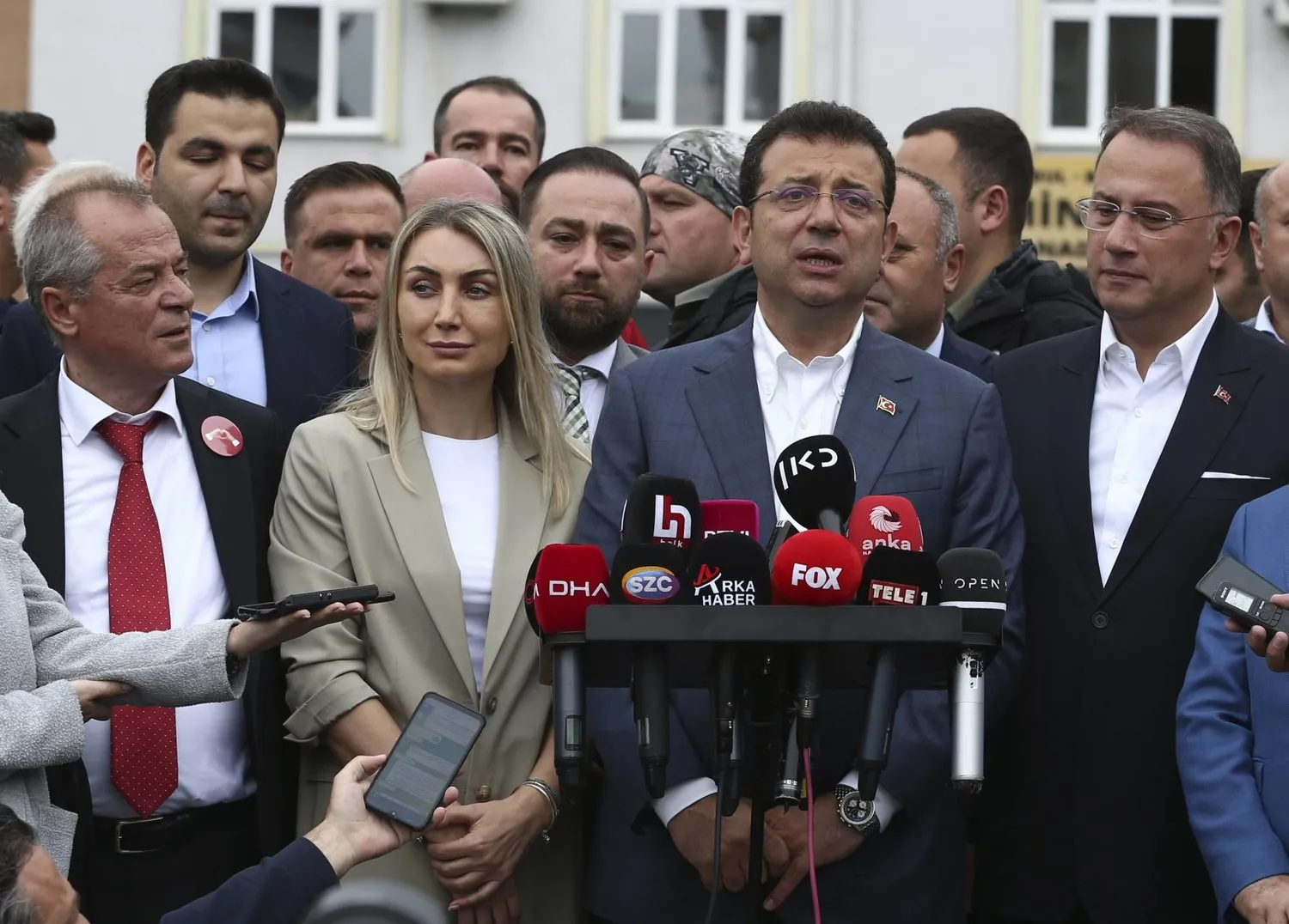 İBB Başkanı Ekrem İmamoğlu, 28 Mayıs’ta İstanbul’da bir sandık merkezinin önünde konuşuyor (AP)