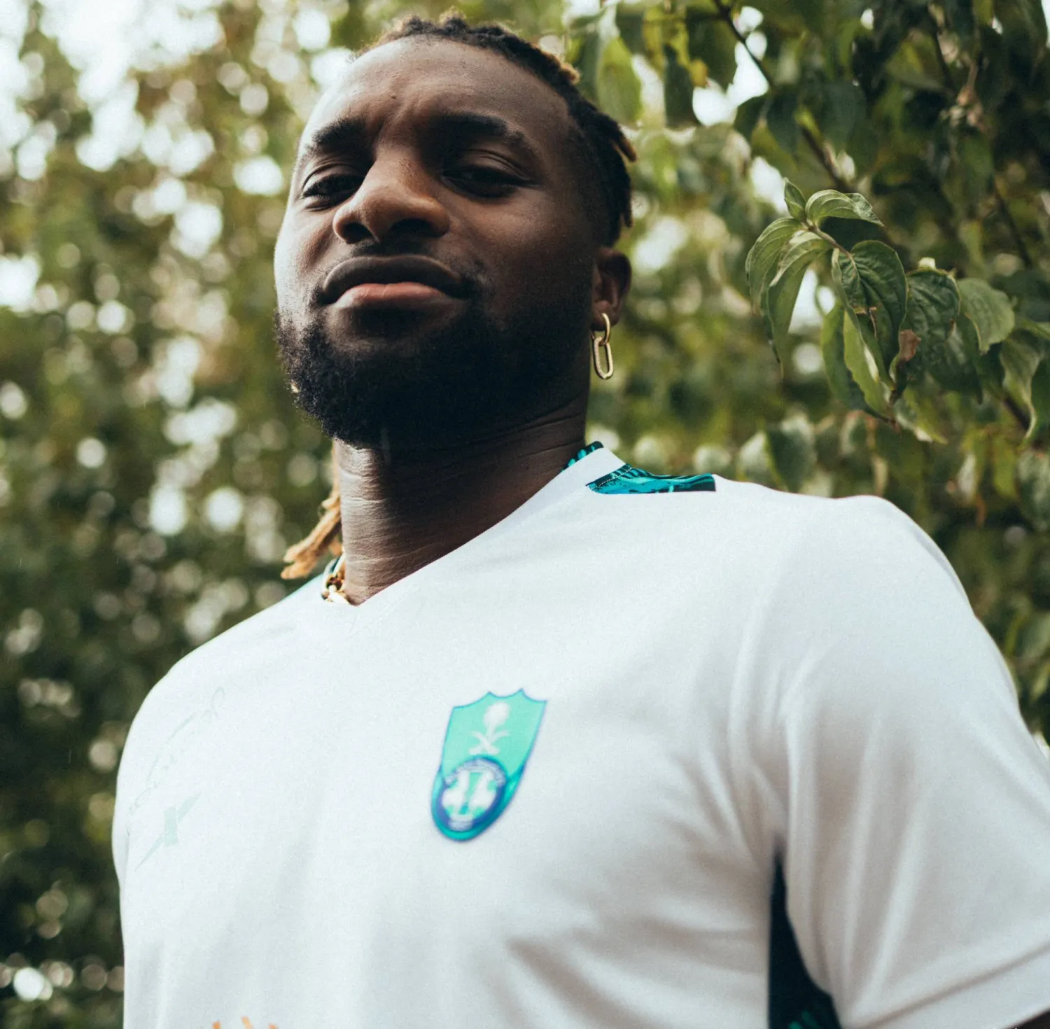 ماكسيمين مرتدياً قميص «الأهلي» بعد التوقيع (النادي الأهلي)