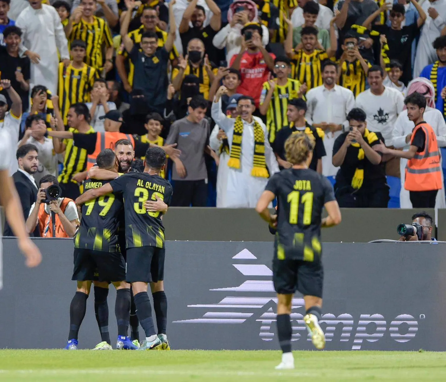 بنزيمة محتفلا بهدفه الثمين في مرمى الصفاقسي (تصوير: عبدالله الفالح)
