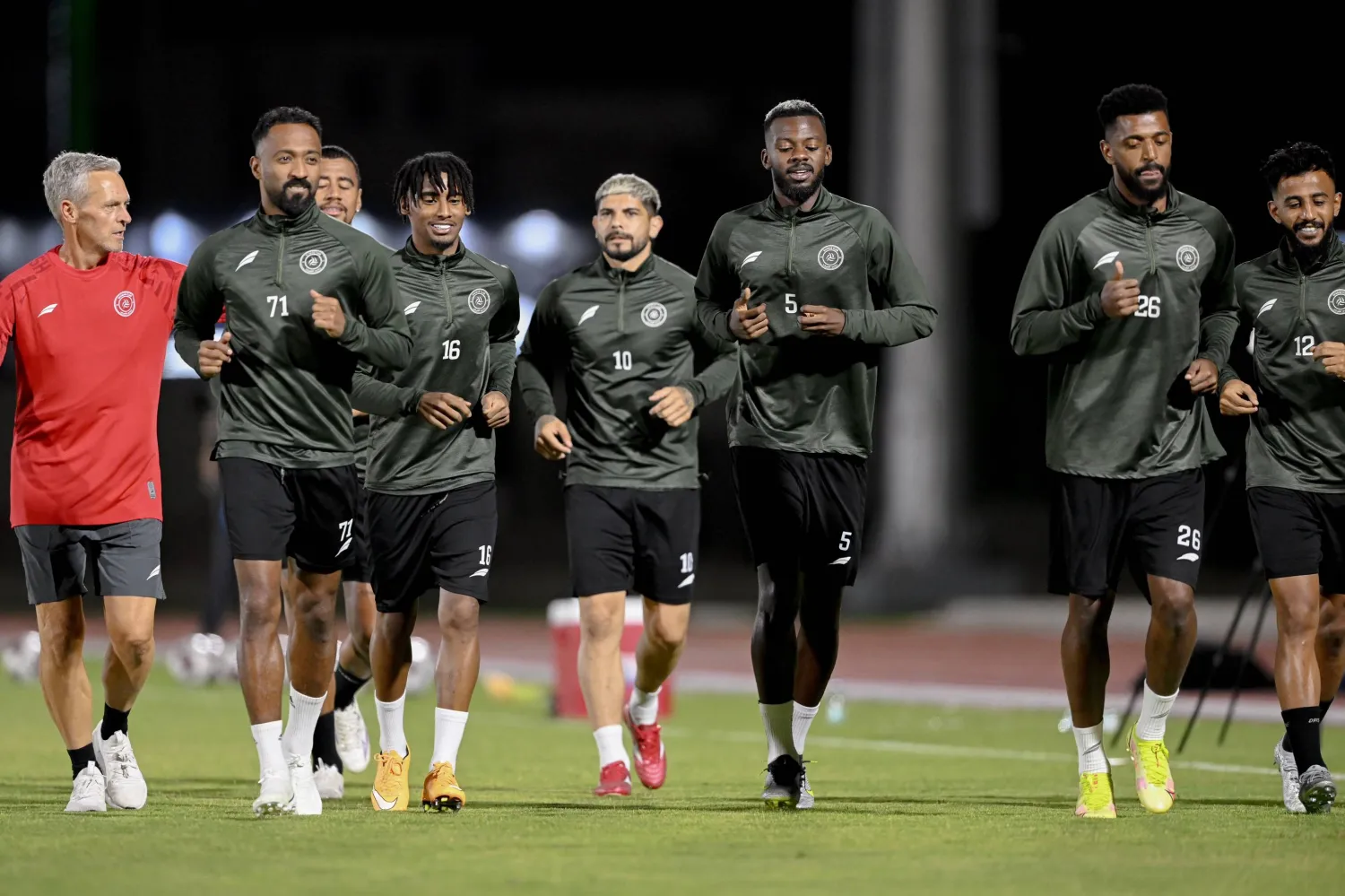 لاعبو الشباب خلال تدريباتهم الأخيرة "نادي الشباب"
