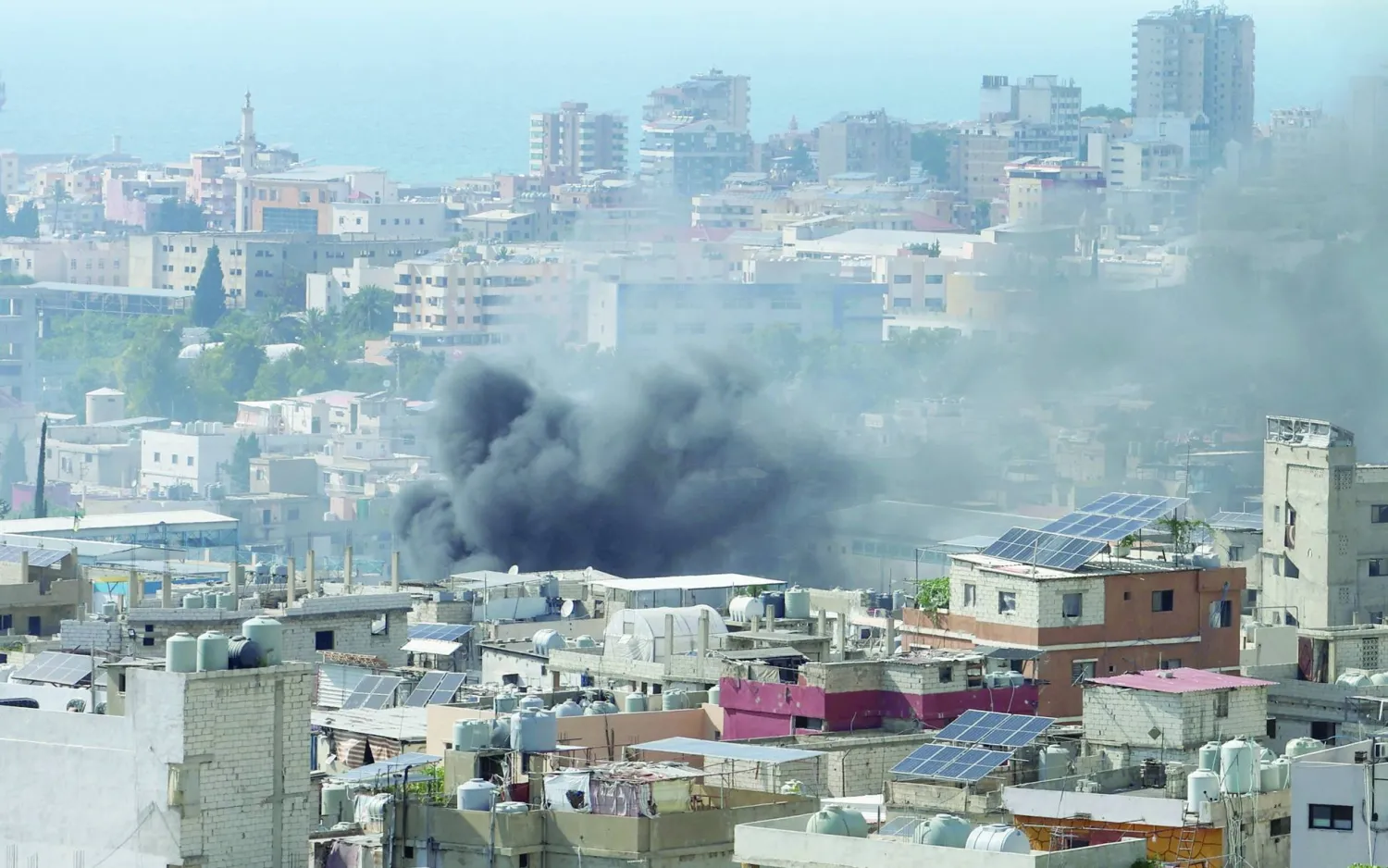 
دخان المعارك يتصاعد في مساء مخيم «عين الحلوة» (رويترز)