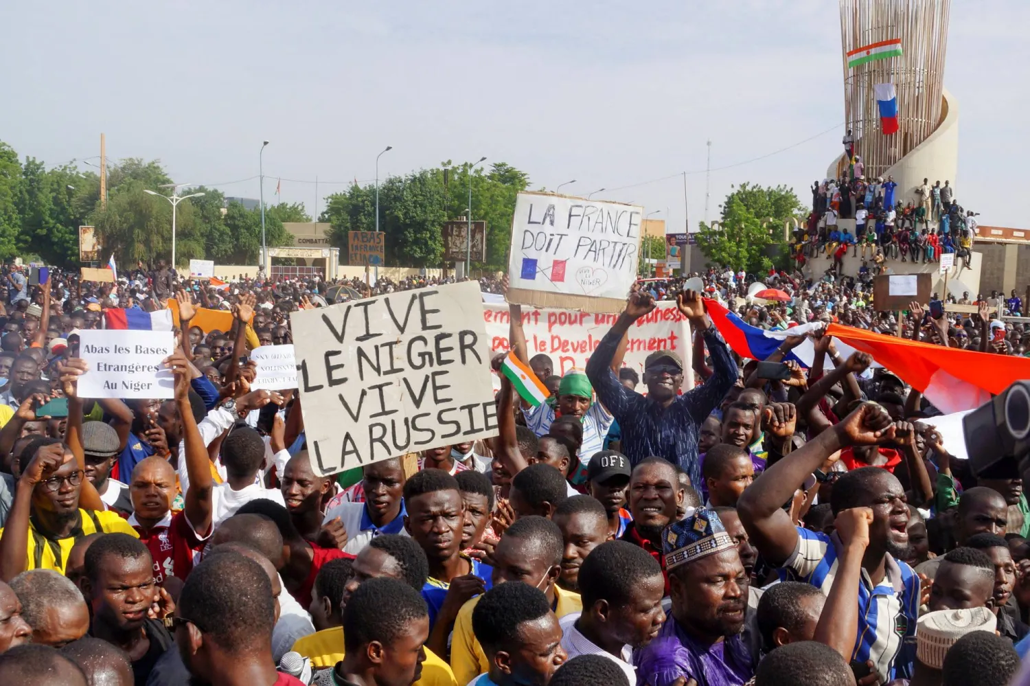  Demonstrators gather in support of the putschist soldiers in the capita Niamey, Niger July 30, 2023. Signs read "long live Niger, long live Russia", "France must leave". REUTERS/Balima Boureima 