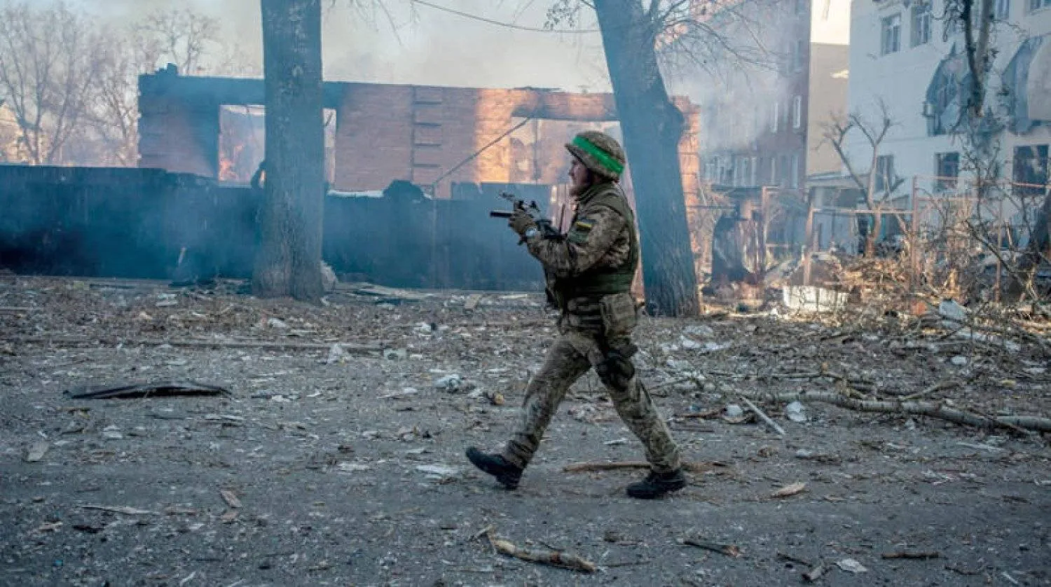 جندي أوكراني في باخموت (أرشيف - رويترز)
