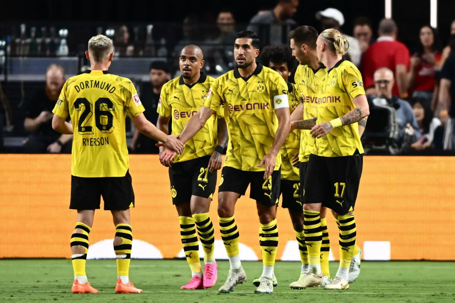 فرحة لاعبي «بروسيا دوتموند» بالفوز على «مان يونايتد» (أ.ف.ب)