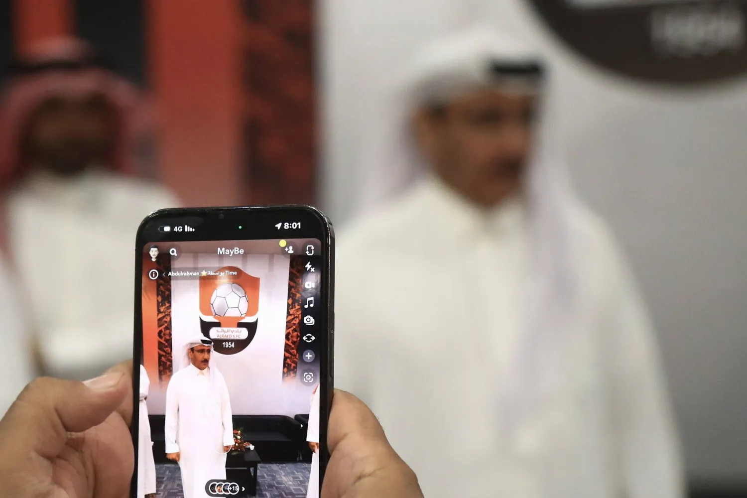 أحد الحاضرين يلتقط صورة للمطوع بعد فوزه برئاسة «الرائد» (نادي الرائد)