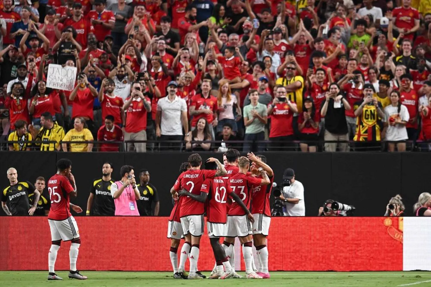 Manchester United celebrates a goal by Diogo Dalot #20 of Manchester United during the pre-season friendly match against Borussia Dortmund at Allegiant Stadium on July 30, 2023 in Las Vegas, Nevada. (Getty Images/AFP) 