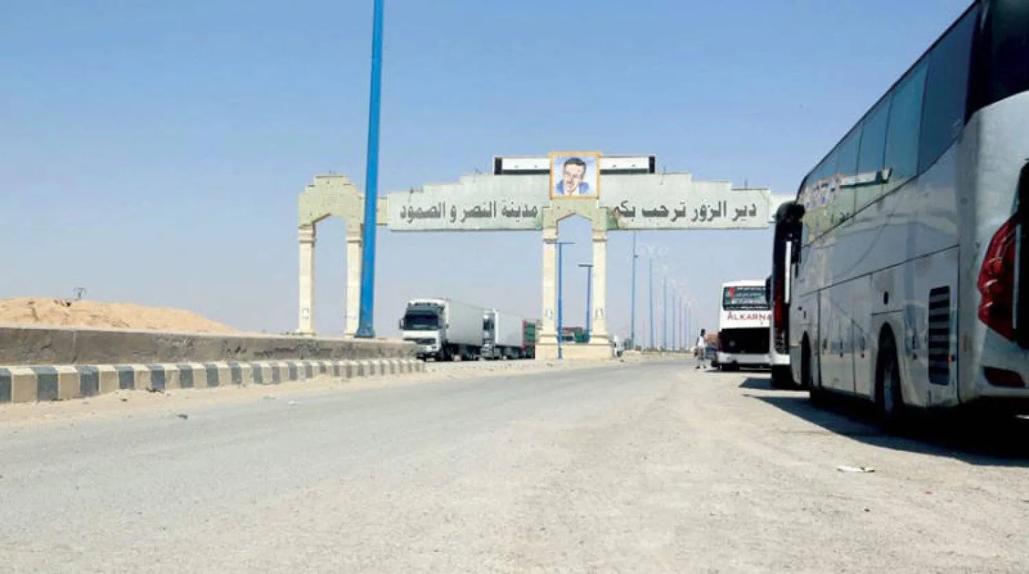 حافلات وشاحنات عند أحد مداخل دير الزور (أرشيفية - الشرق الأوسط)