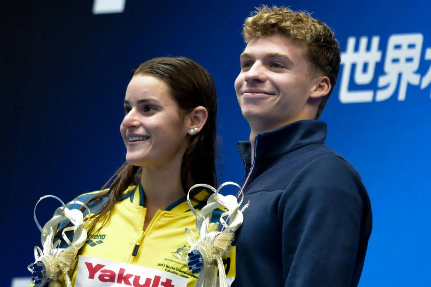 مارشان وماكيوون بعد حصولهما على الجائزة خلال بطولة الألعاب (أ.ف.ب)