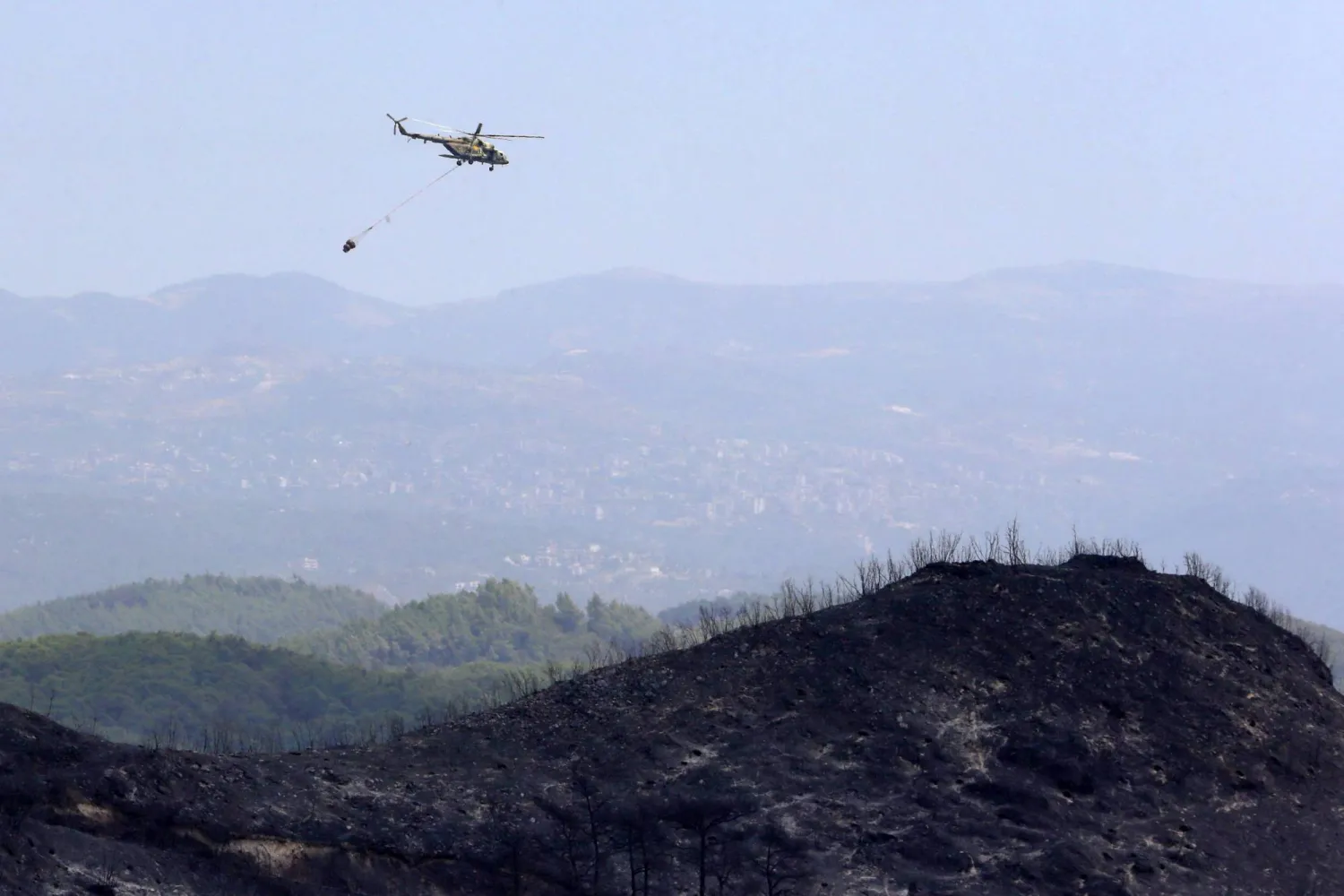 طائرة مروحية تحلق فوق شمال سوريا (أ.ف.ب)