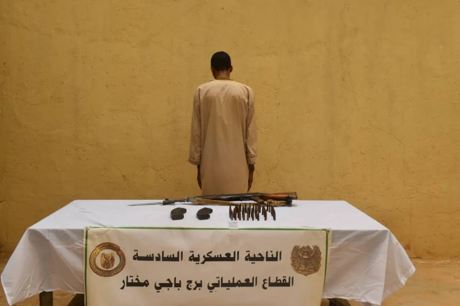 صورة للإرهابي وسلاحه (وزارة الدفاع الجزائرية)