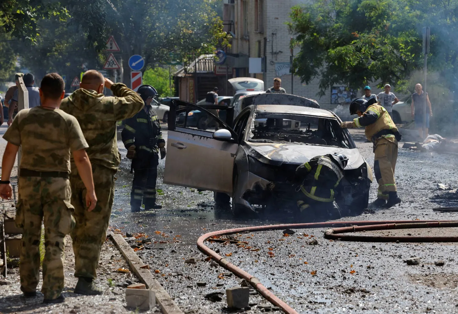 من آثار قصف أوكراني على منطقة دونيتسك (رويترز)