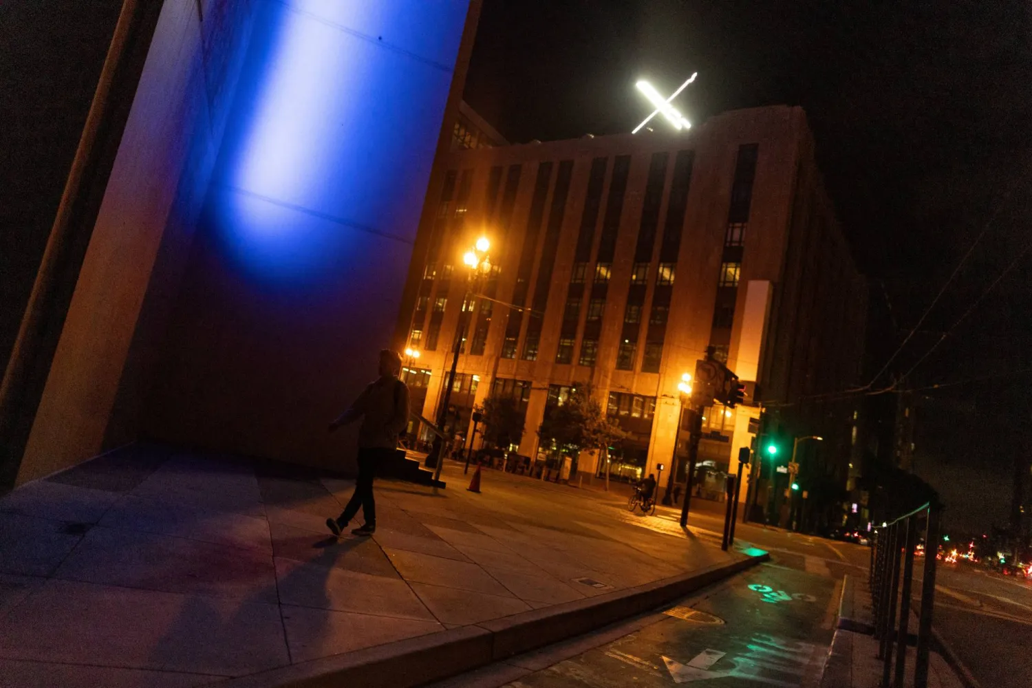 شعار «تويتر» الجديد على سطح مبنى الشركة في سان فرنسيسكو (رويترز)