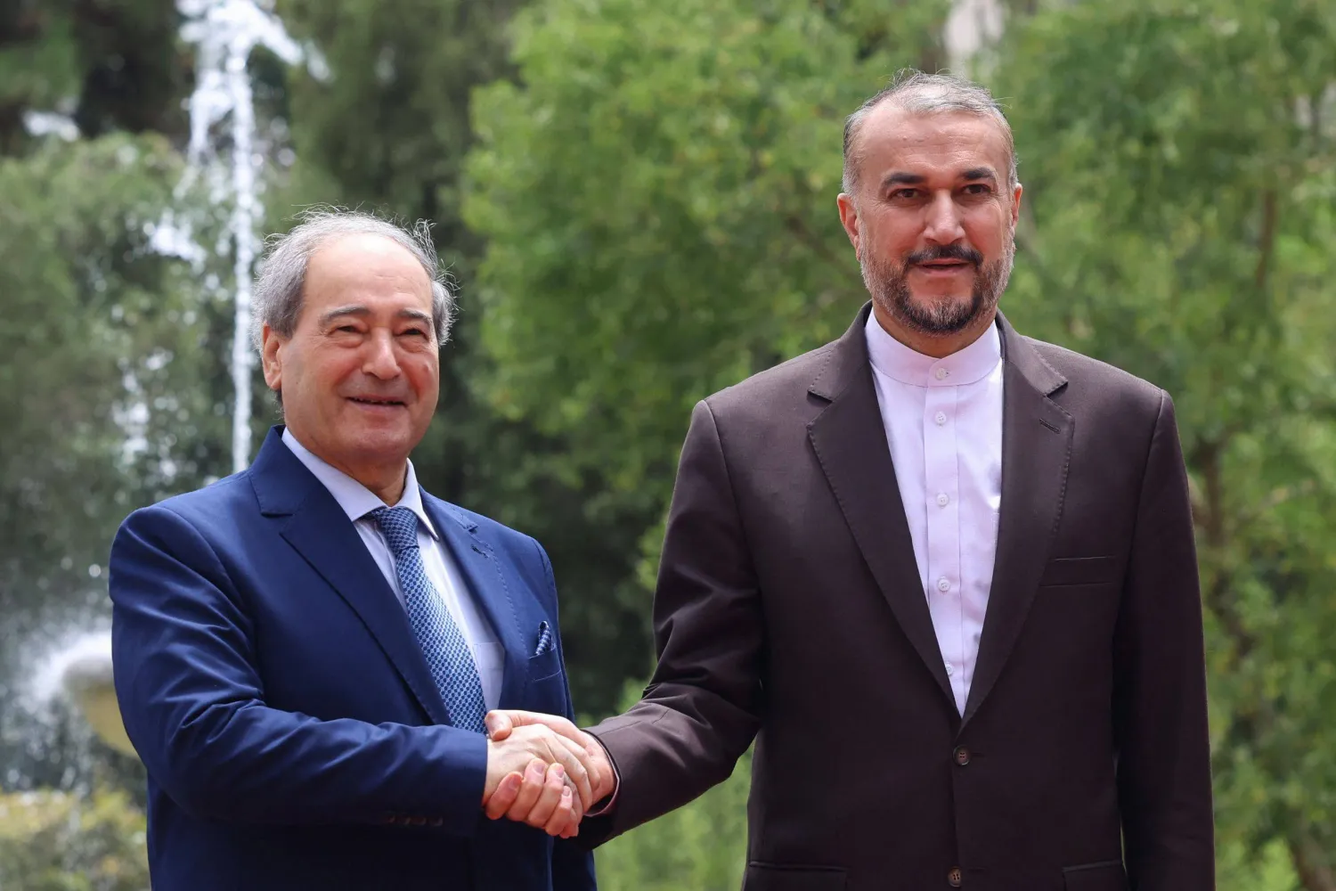 وزير الخارجية الإيراني حسين أمير عبداللهيان (يمين) يستقبل نظيره السوري فيصل المقداد في طهران الاثنين (أ.ف.ب)