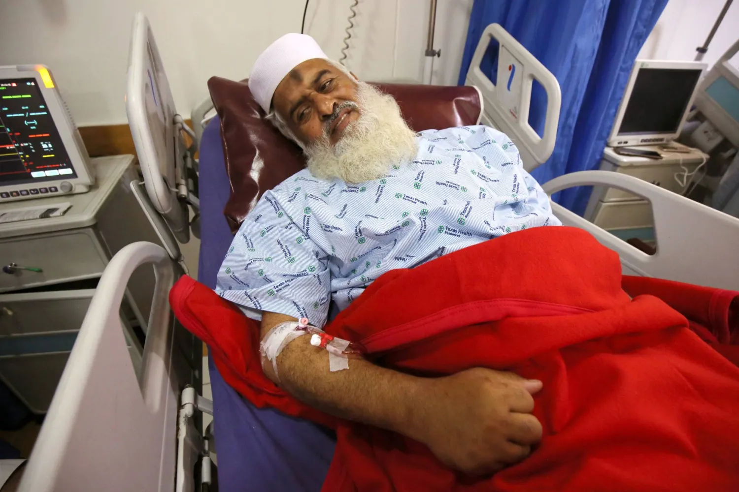 رجل مصاب يتلقى العلاج بعد يوم من تفجير انتحاري استهدف تجمعاً للحزب السياسي الإسلامي (جمعية علماء الإسلام) في خار بمقاطعة باجور بمستشفى بيشاور (إ.ب.أ)