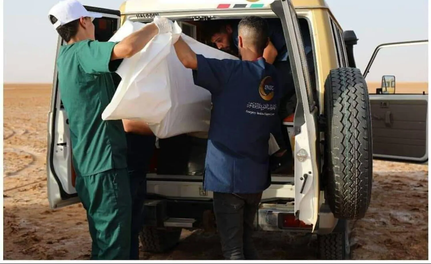 قوات الأمن بغرب البلاد تنتشل مجموعة من الجثث لمهاجرين تاهوا في الصحراء بين ليبيا وتونس (وزارة الداخلية بحكومة «الوحدة»)