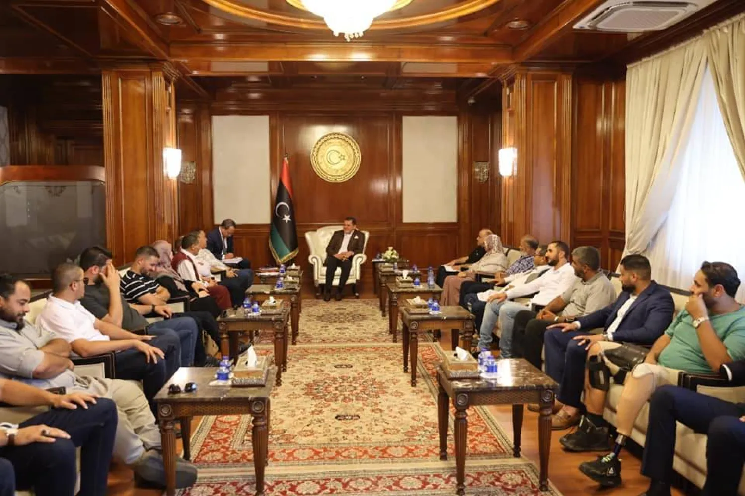 الدبيبة مع بعض أسرى الجرحى والشهداء في طرابلس (حكومة الوحدة)