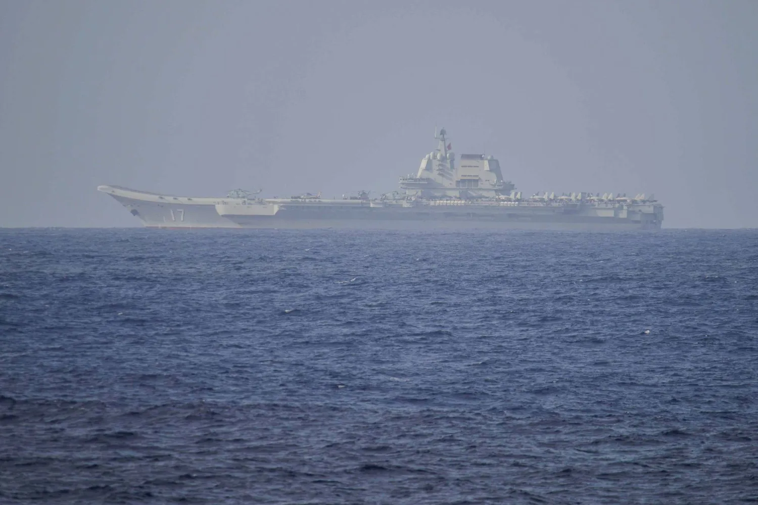 حاملة الطائرات الصينية «شاندونغ» في المحيط الهادي (أ.ف.ب)