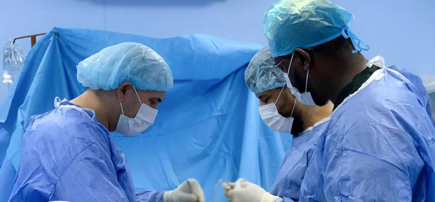 أطباء يجرون عملية جراحية في مركز مصراتة الطبي (إدارة الإعلام بالمركز)