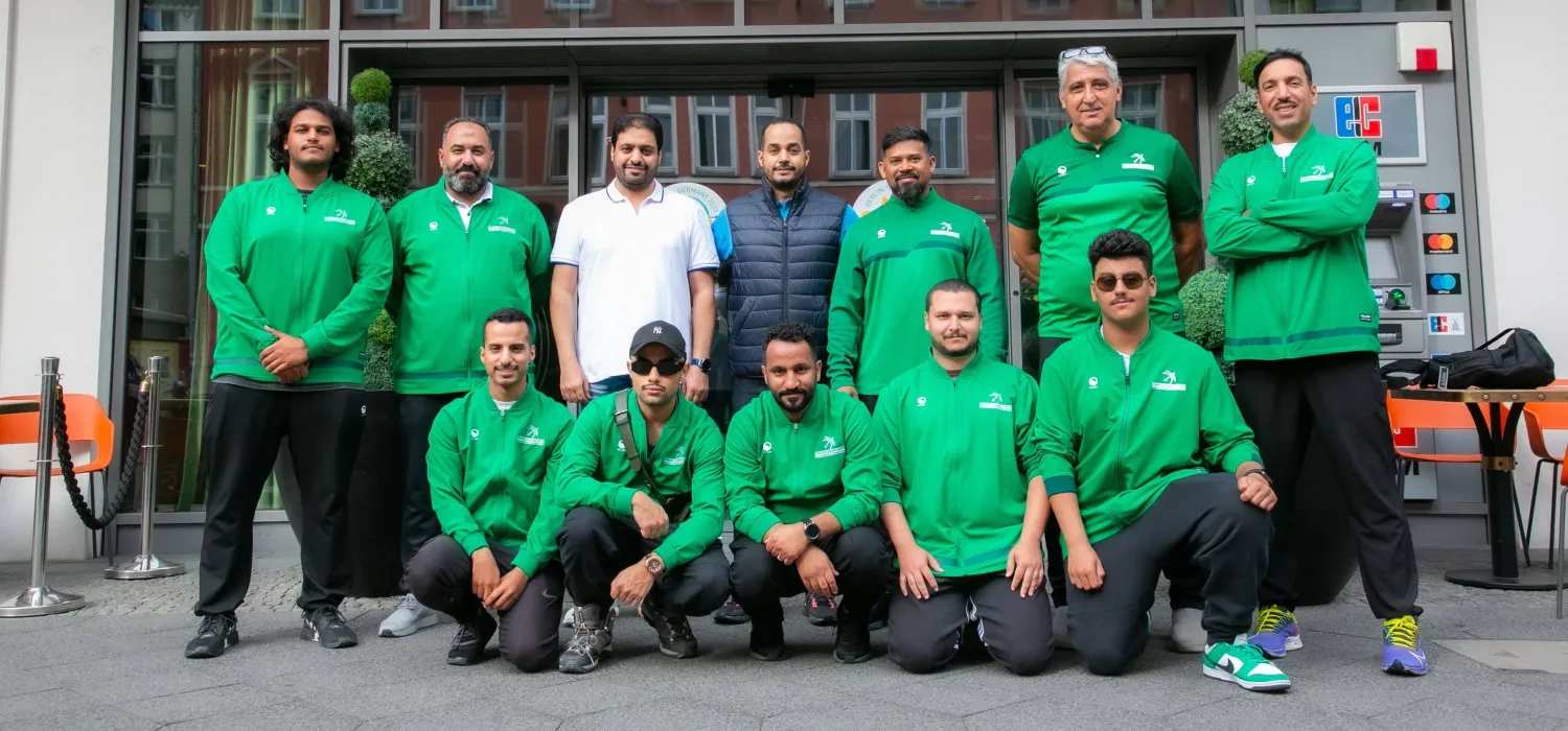 بعثة المنتخب السعودي لدى وصولها إلى برلين (الشرق الأوسط)