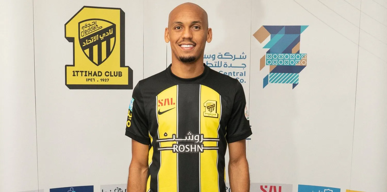 فابينيو بقميص الاتحاد بعد توقيع العقد (نادي الاتحاد)