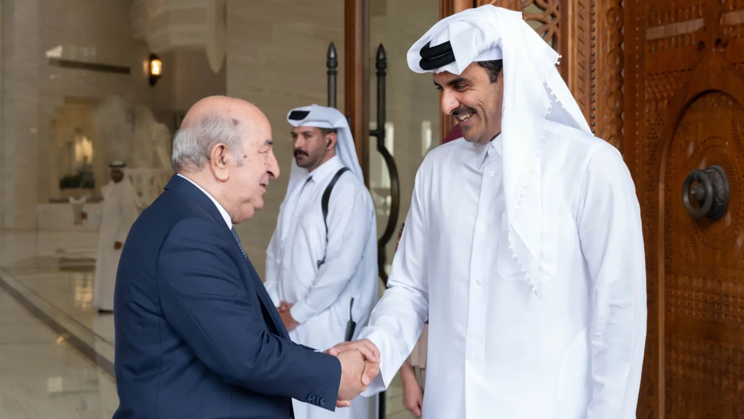 أمير قطر لدى استقباله الرئيس الجزائري في الدوحة