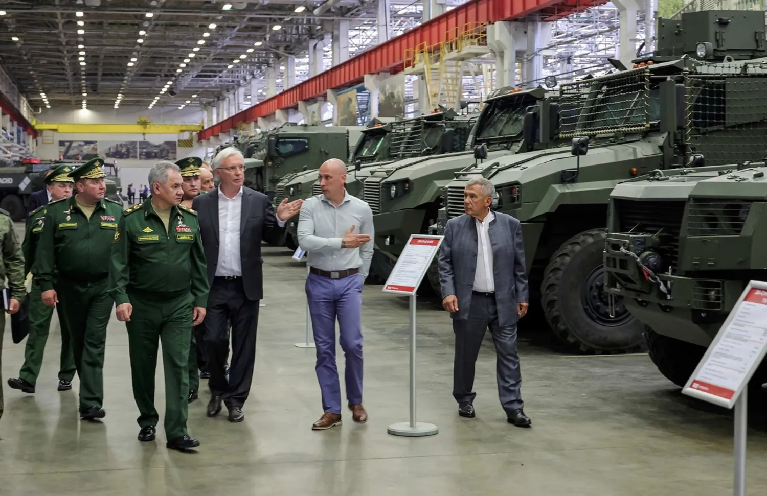 وزبر الدفاع الروسي سيرغي شويغو يتفقد مصنعاً للعتاد العسكري في جمهورية تتارستان التابعة للاتحاد الروسي (إ.ب.أ)