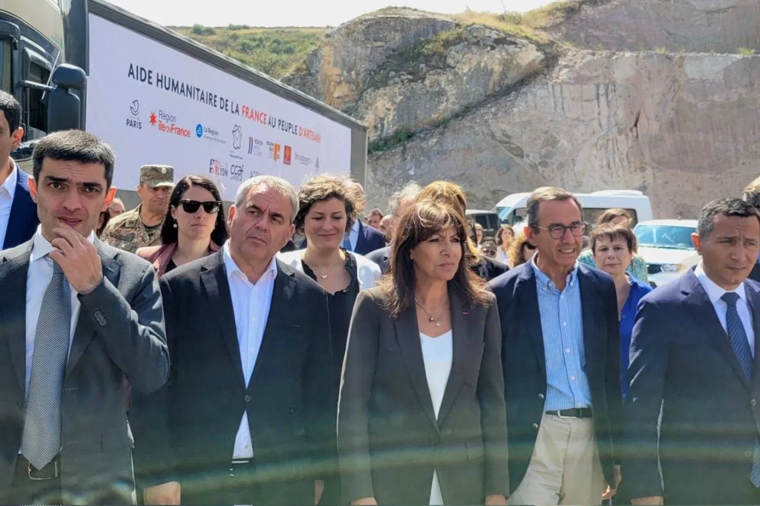 Hidalgo (ortada) ve diğer Fransız yetkililer, Macron'u harekete geçmeye çağırdı (Twitter/@Anne_Hidalgo)